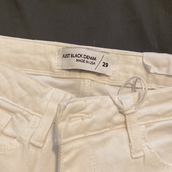 White Distressed Jeans - Size 29 NWT - Picture 6 of 6